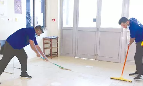 സ്കൂൾ തുറക്കുന്നതിന്റെ ഭാഗമായി നടന്ന ശുചീകരണം