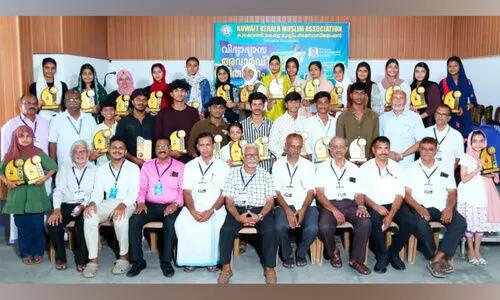 Students who won the KKMA Education Award with the organizers