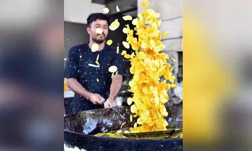 വിലയേറി ചിപ്സും ശർക്കരവരട്ടിയും