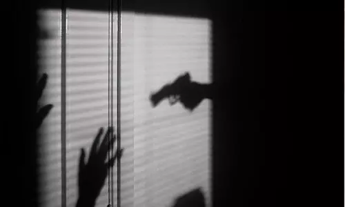 കോളജ് വിദ്യാർഥിനിയായ 19കാരിയെ പുരുഷസുഹൃത്ത് വീട്ടിൽ കയറി വെടിവെച്ചുകൊലപ്പെടുത്തി