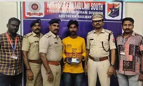 ട്രെയിനിൽ ചാർജ് ചെയ്യാൻ വെച്ച മൊബൈലുകൾ നോട്ടമിടും, മോഷ്ടിച്ച് വേഗത കുറഞ്ഞ സ്ഥലങ്ങളിൽ ചാടി ഇറങ്ങും; യുവാവ് അറസ്റ്റിൽ
