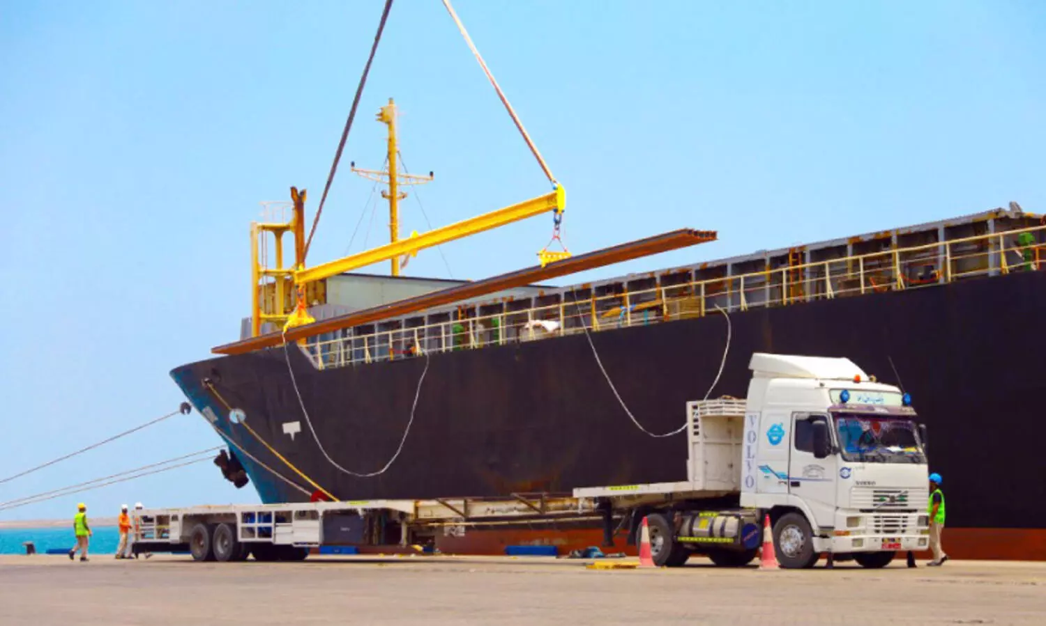 റെ​യി​ലു​ക​ൾ എ​ത്തി; ‘ഹ​ഫീ​ത് റെ​യി​ൽ​വേ’ നി​ർ​മാ​ണം ഇ​നി പു​തി​യ ട്രാ​ക്കി​ൽ