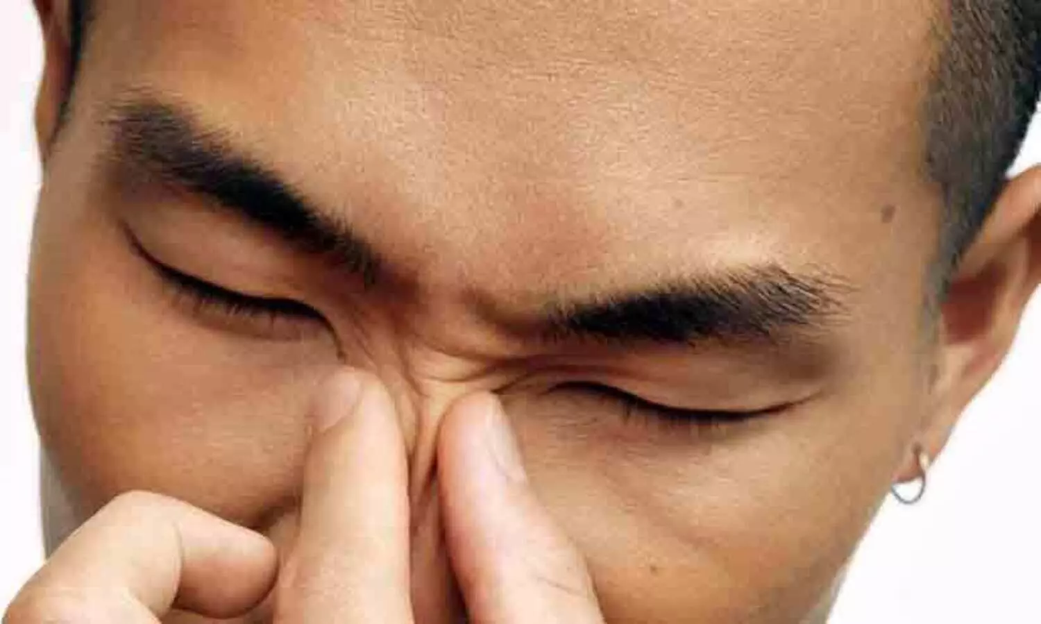 ഉറക്കമില്ലായ്മ കണ്ണിനടിയിലെ കറുത്ത പാടുകൾക്ക് മാത്രമല്ല കാഴ്ചക്കുറവിനും കാരണമാകും, എങ്ങനെ?