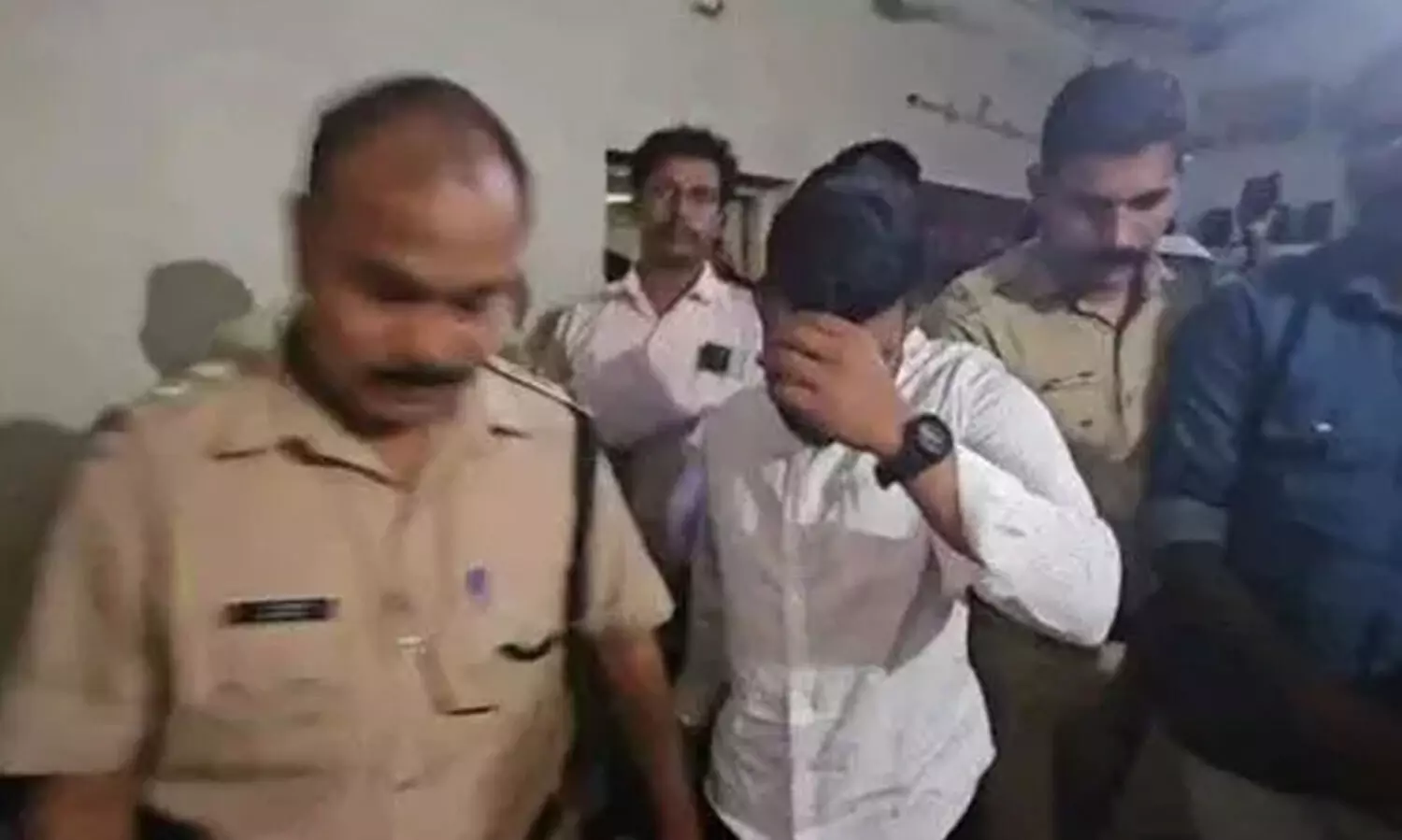 രക്ഷിക്കണമെന്ന നിലവിളി, പൊലീസ് വാതിൽ തുറന്നപ്പോൾ കണ്ടത് ചങ്ങലയിൽ ബന്ധിച്ച വയോധികരെ; തമിഴ്നാട്ടിൽ നിന്ന് തട്ടിക്കൊണ്ട് വന്നവരെ രക്ഷപ്പെടുത്തി, ആക്രമികളെത്തിയത് പൊലീസ് യൂനിഫോമിൽ