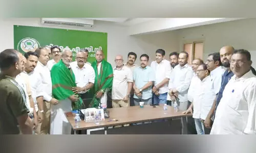 നാട്ടിലേക്ക് മ​ട​ങ്ങു​ന്ന അ​ബ്ദു​ൽ ക​രീം മൗ​ല​വി പ​ല്ലാ​രി​മം​ഗ​ല​ത്തി​ന് യാ​ത്ര​യ​യ​പ്പ് ന​ൽ​കി