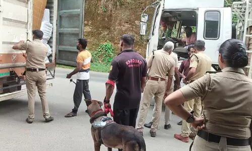 ല​ഹ​രി​ക്ക​ട​ത്ത് ത​ട​യാ​ൻ കൂ​ട്ടു​പു​ഴ   അ​തി​ർ​ത്തി​യി​ൽ കർശന പ​രി​ശോ​ധ​ന