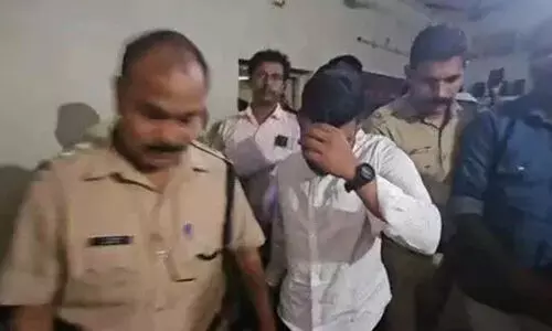 രക്ഷിക്കണമെന്ന നിലവിളി, പൊലീസ് വാതിൽ തുറന്നപ്പോൾ കണ്ടത് ചങ്ങലയിൽ ബന്ധിച്ച വയോധികരെ; തമിഴ്നാട്ടിൽ നിന്ന് തട്ടിക്കൊണ്ട് വന്നവരെ രക്ഷപ്പെടുത്തി, ആക്രമികളെത്തിയത് പൊലീസ് യൂനിഫോമിൽ