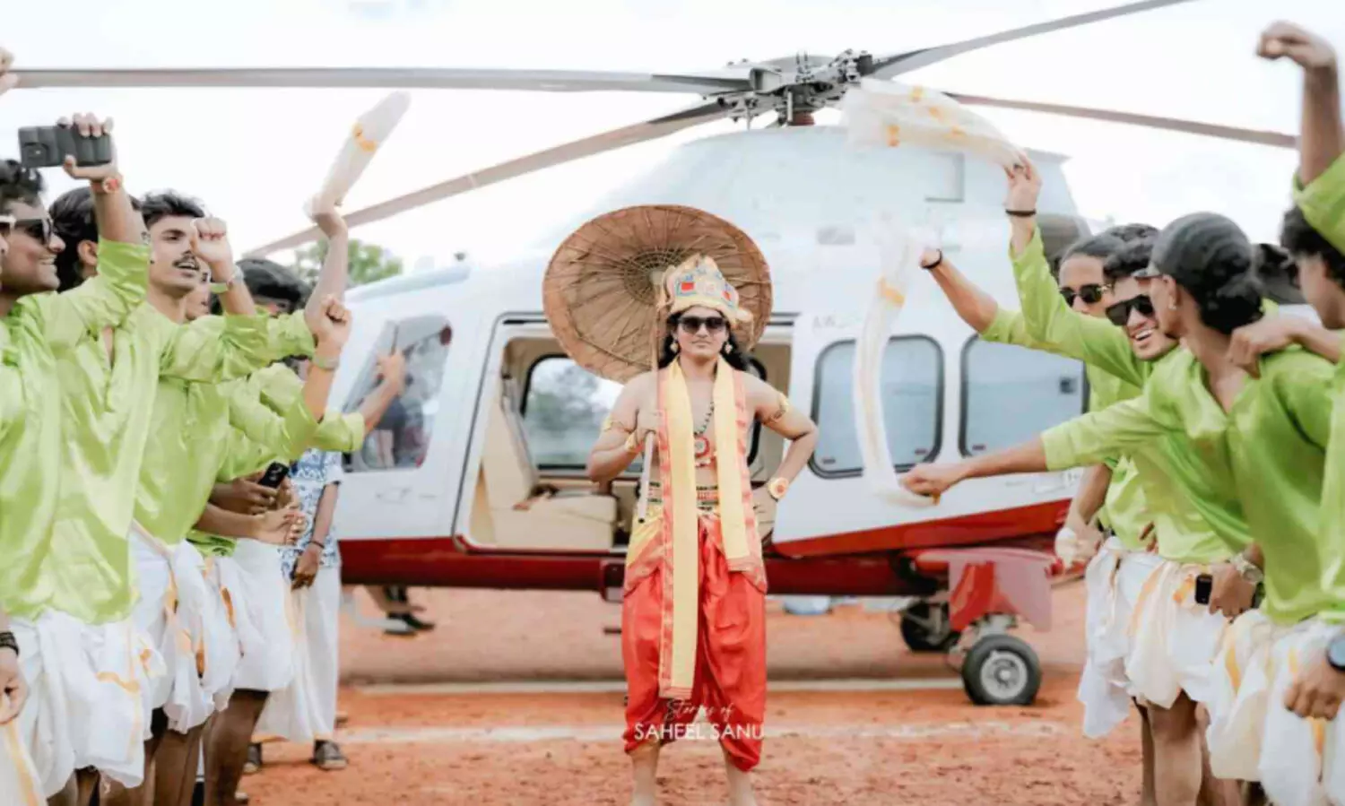 ഹെ​ലി​കോ​പ്റ്റ​റി​ൽ പ​റ​ന്നി​റ​ങ്ങി മാ​വേ​ലി; ജെം​സ് കോ​ള​ജി​ൽ വേ​റി​ട്ട ഓ​ണാ​ഘോ​ഷം