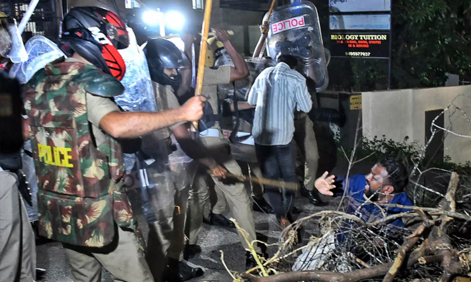 ‘തീപന്തം എറിഞ്ഞ് പൊലീസുകാരെ കൊല്ലാൻ ശ്രമിച്ചു’ -ക്ലിഫ് ഹൗസ് മാർച്ച് നടത്തിയ യൂത്ത് കോൺഗ്രസുകാർക്കെതിരെ വധശ്രമക്കേസ്; മഹിളാ കോണ്‍ഗ്രസ് നേതാക്കളും പ്രതികൾ