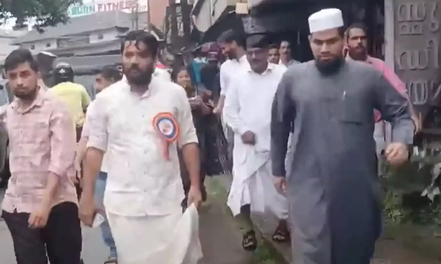 ഗോത്ര താലിബാൻ തീവ്രവാദി കോലത്തിൽ കൊണ്ടുനടന്ന് ഹിന്ദുക്കളെ പേടിപ്പിക്കുന്നു; ഷാഫി പറമ്പിലിന് ഒപ്പമുണ്ടായിരുന്ന മുസ്‌ലിം ലീഗ് നേതാവിനെതിരെ വിദ്വേഷ പ്രചാരണം