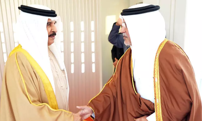 Crown Prince receives King Hamad upon his return from Oman
