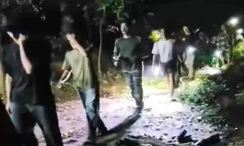 ഫ്ളാഷ് ലൈറ്റ്, കൂക്കിവിളി; ഒടുവിൽ കല്ലൻപാറ വനമേഖലയിൽ കുടുങ്ങിയ വിദ്യാർഥികളെ തിരിച്ചിറക്കി