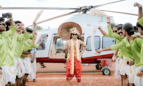 ഹെ​ലി​കോ​പ്റ്റ​റി​ൽ പ​റ​ന്നി​റ​ങ്ങി മാ​വേ​ലി; ജെം​സ് കോ​ള​ജി​ൽ വേ​റി​ട്ട ഓ​ണാ​ഘോ​ഷം