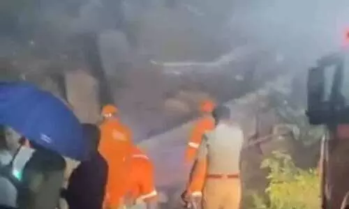 താമരശ്ശേരി ചുരത്തിൽ വീണ്ടും ഗതാഗതം നിരോധിച്ചു; അടിവാരത്തും ലക്കിടിയിലും വാഹനങ്ങൾ തടയും