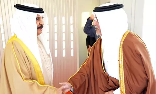Crown Prince receives King Hamad upon his return from Oman