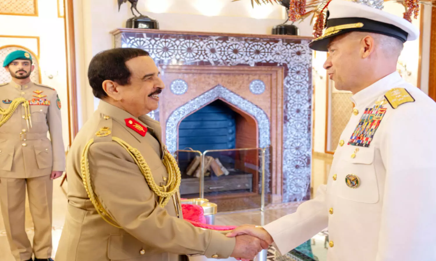 യു.​എ​സ് സെ​ൻ​ട്ര​ൽ ക​മാ​ൻ​ഡ് ക​മാ​ൻ​ഡ​റെ സ്വീ​ക​രി​ച്ച് ഹ​മ​ദ് രാ​ജാ​വ്