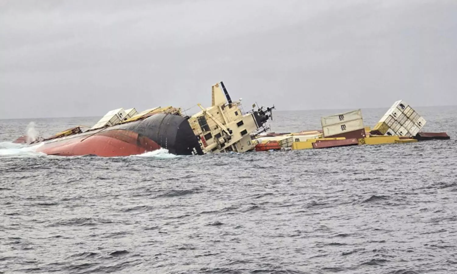 മുങ്ങിയ കപ്പലിലെ വസ്തുക്കൾ വീണ്ടെടുക്കാൻ പോയ സംഘം കടലിൽ തന്നെ; ദൗത്യം പ്രതിസന്ധിയിൽ