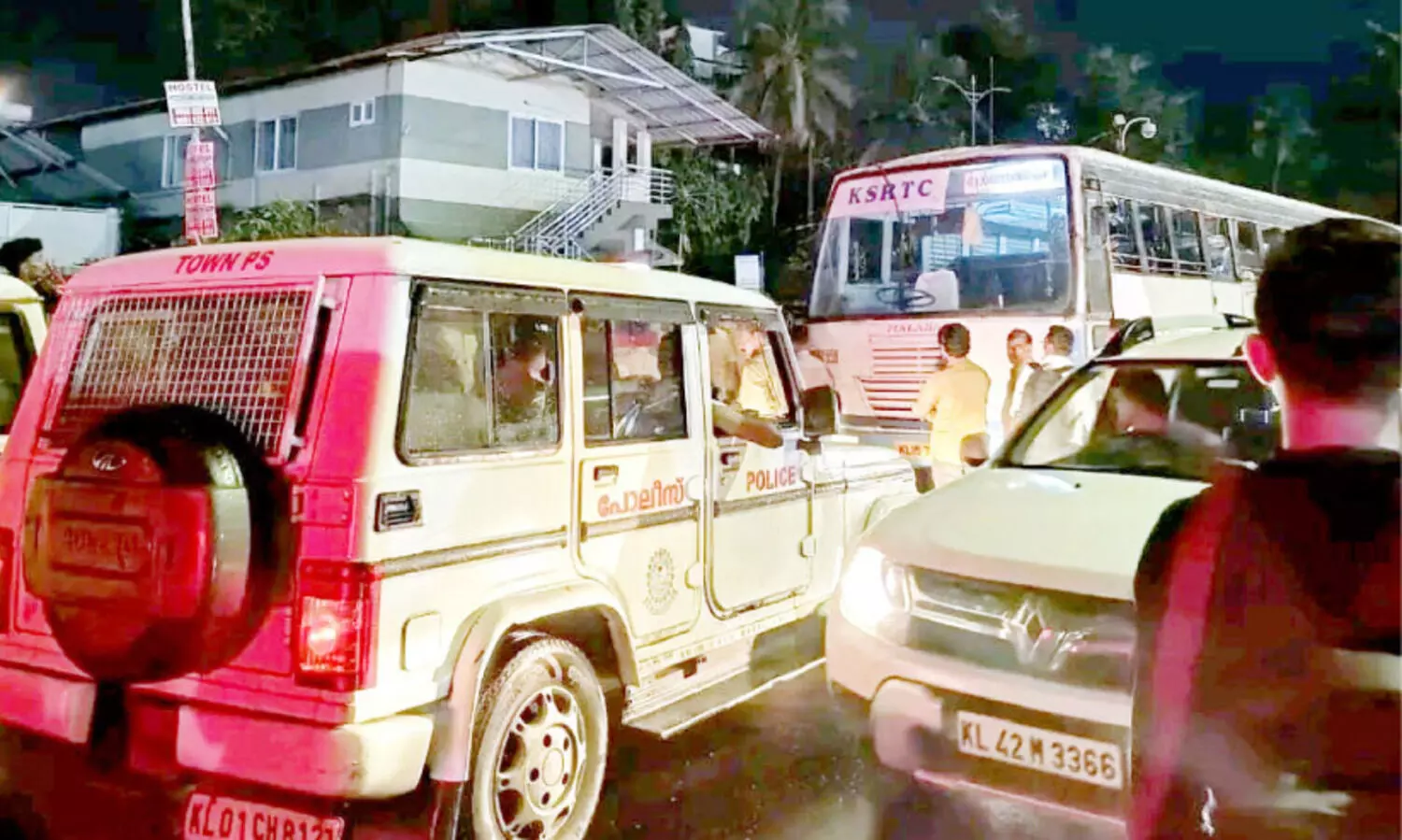റെയിൽവേ സ്റ്റേഷനിൽനിന്നുള്ള കെ.എസ്.ആർ.ടി.സി രാത്രി ബസ് തടഞ്ഞ് ഓട്ടോ തൊഴിലാളികൾ