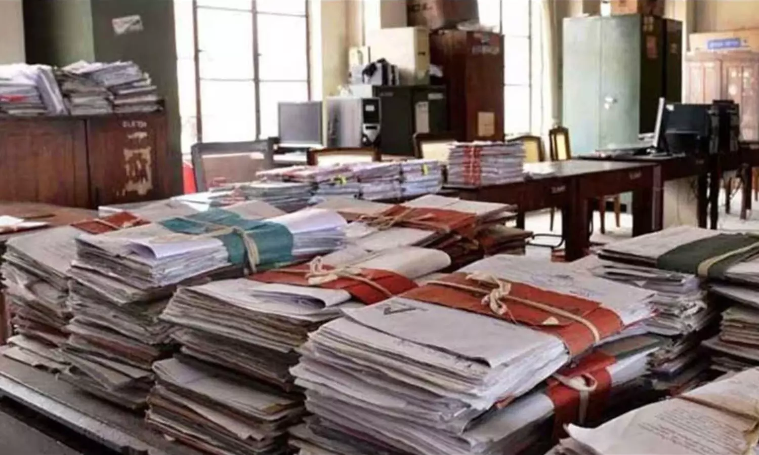 പല കേസുകളിൽ പ്രതികളായവർ സർവീസിൽ തുടരുന്നു; സർക്കാർ ജീവനക്കാർക്കെതിരായ അച്ചടക്ക നടപടി വൈകരുതെന്ന്‌ സർക്കുലർ