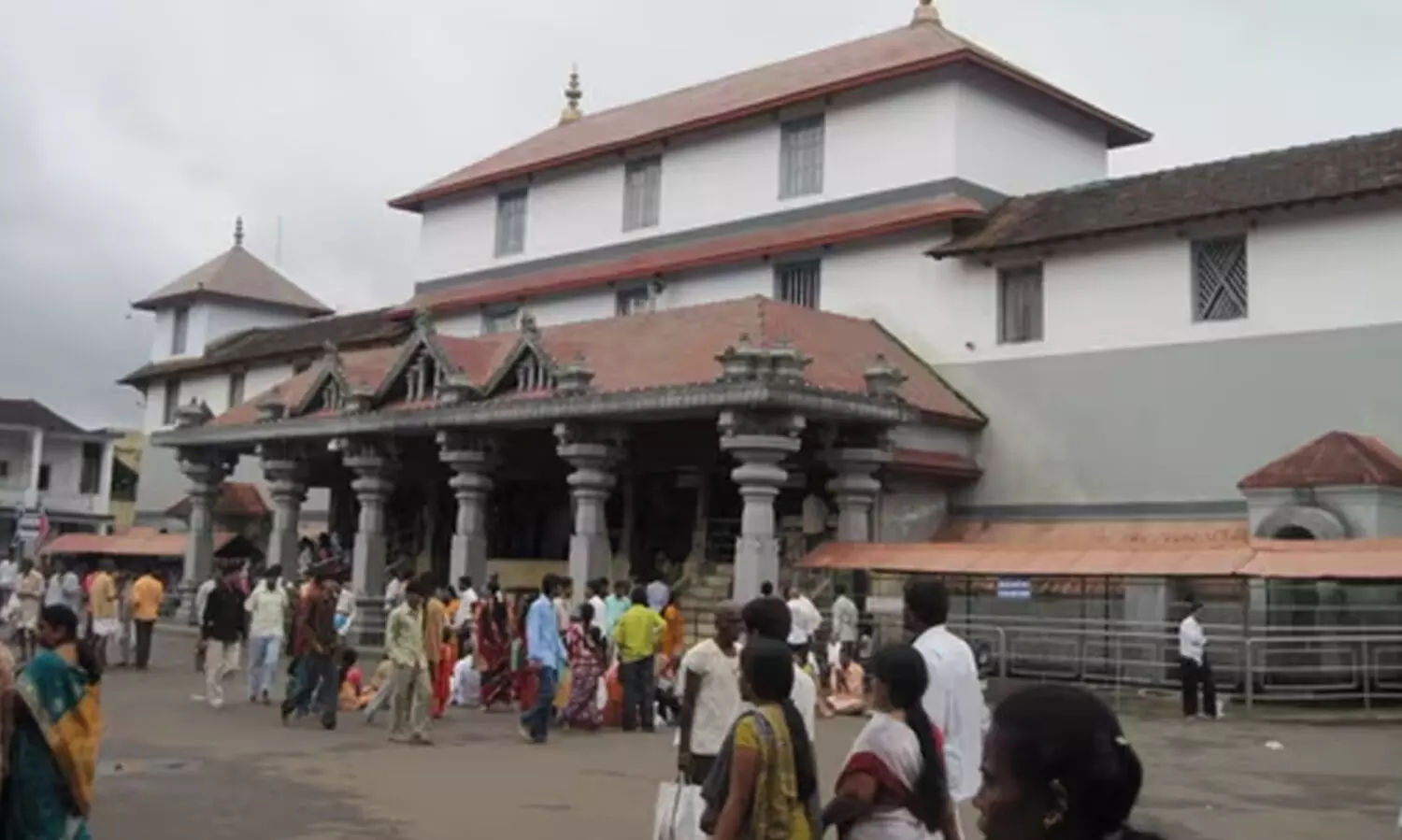 ധ​ർ​മ​സ്ഥ​ല​യി​ലേ​ക്ക് ജെ.​ഡി-​എ​സ് പ്ര​വ​ർ​ത്ത​ക​രു​ടെ കാ​ർ റാ​ലി