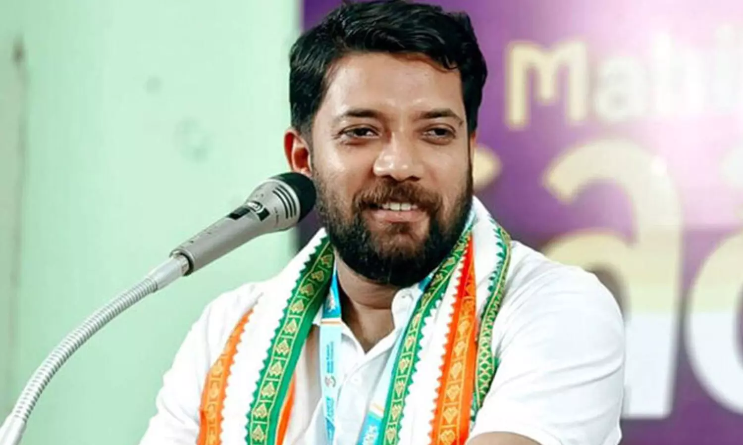 രാഹുലിനെ മണ്ഡലത്തിൽ തിരിച്ചെത്തിക്കാൻ നീക്കം; ഷാഫിയുടെ നേതൃത്വത്തിൽ പാലക്കാട് എ ഗ്രൂപ് യോഗം ചേർന്നെന്ന്, കല്യാണത്തിന് വന്നതാണ്, യോഗം ചേർന്നില്ലെന്ന് ഷാഫി