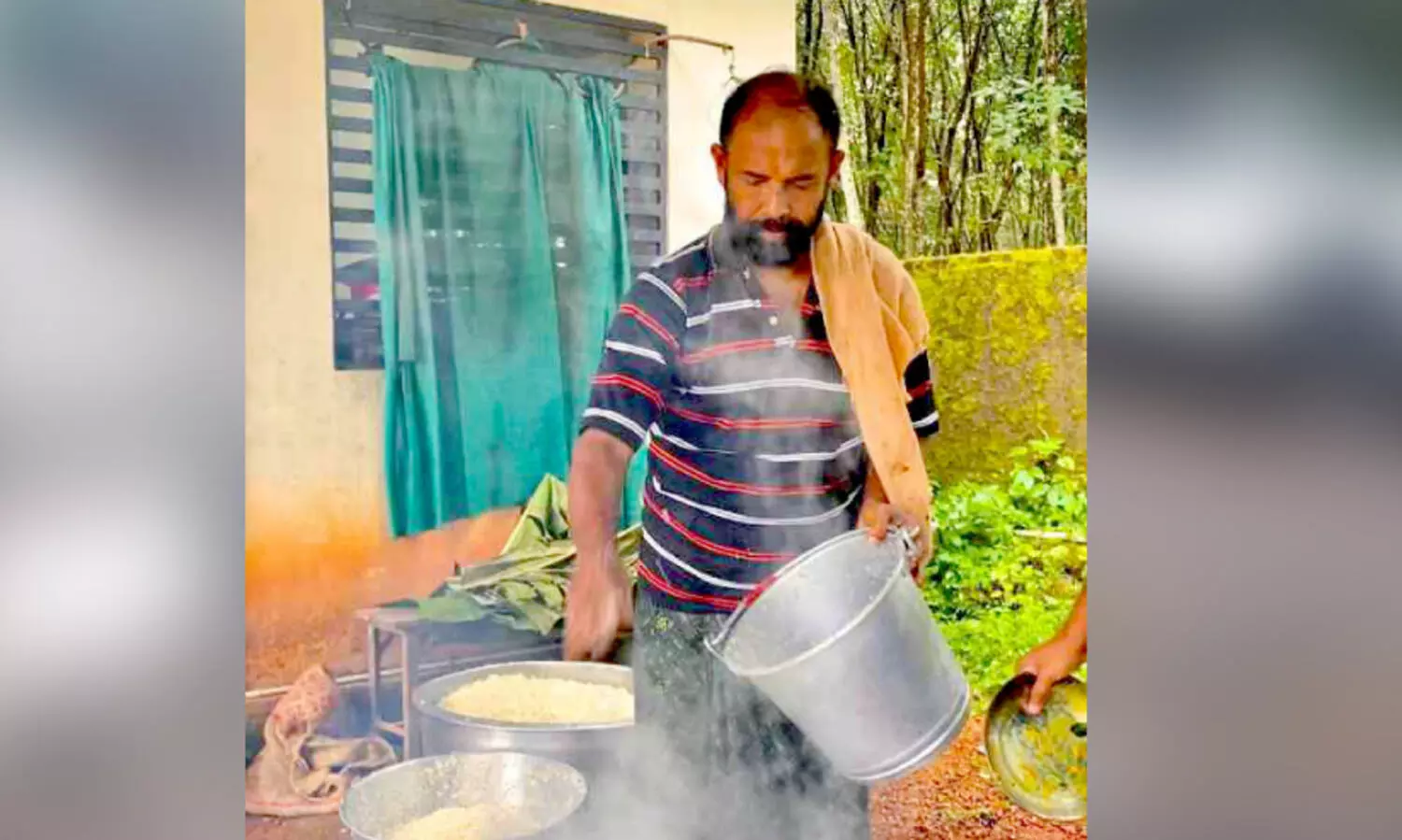 ഓണ സദ്യ കെ​ങ്കേമം; പാചകക്കാരൻ ഹെഡ്മാസ്റ്റർ