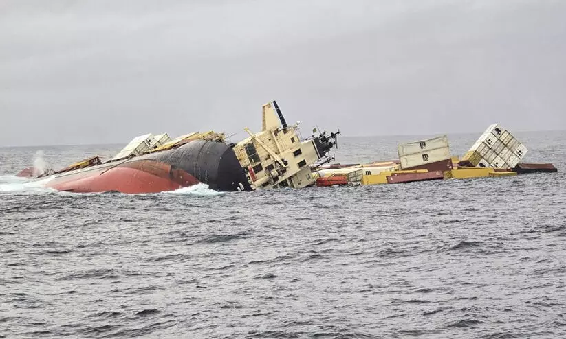 മുങ്ങിയ കപ്പലിലെ വസ്തുക്കൾ വീണ്ടെടുക്കാൻ പോയ സംഘം കടലിൽ തന്നെ; ദൗത്യം പ്രതിസന്ധിയിൽ മുങ്ങിയ കപ്പലിലെ വസ്തുക്കൾ വീണ്ടെടുക്കാൻ പോയ സംഘം കടലിൽ തന്നെ; ദൗത്യം പ്രതിസന്ധിയിൽ