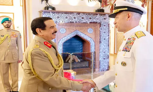 യു.​എ​സ് സെ​ൻ​ട്ര​ൽ ക​മാ​ൻ​ഡ് ക​മാ​ൻ​ഡ​റെ സ്വീ​ക​രി​ച്ച് ഹ​മ​ദ് രാ​ജാ​വ്