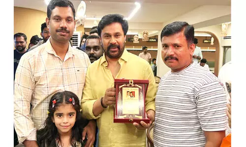 ന​ട​ന്‍ ദി​ലീ​പി​ന് ബ​ഹ്‌​റൈ​ൻ ലാ​ൽ കെ​യേ​ഴ്‌​സി​ന്റെ സ്നേ​ഹോ​പ​ഹാ​രം