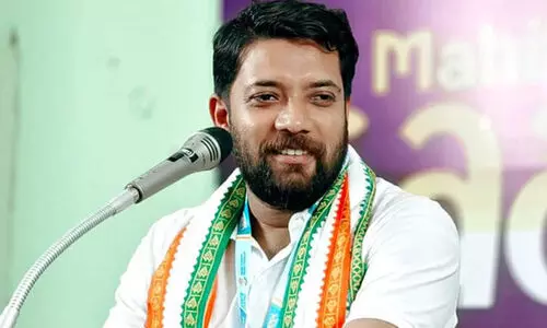 രാഹുലിനെ മണ്ഡലത്തിൽ തിരിച്ചെത്തിക്കാൻ നീക്കം; ഷാഫിയുടെ നേതൃത്വത്തിൽ പാലക്കാട് എ ഗ്രൂപ് യോഗം ചേർന്നെന്ന്, കല്യാണത്തിന് വന്നതാണ്, യോഗം ചേർന്നില്ലെന്ന് ഷാഫി