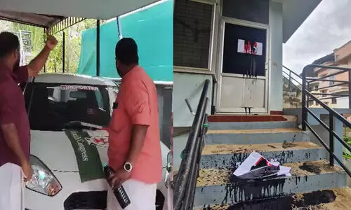 റിപ്പോർട്ടർ ടിവിയുടെ തൃശൂർ ബ്യൂറോക്ക് നേരെ യൂത്ത് കോൺഗ്രസ് ആക്രമണം; വാതിലിൽ കരിഓയിൽ ഒഴിച്ചു, പോസ്റ്റർ പതിച്ചു