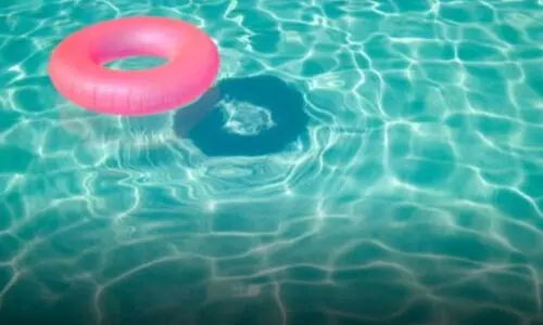 നീന്തൽ കുളത്തിൽ മുങ്ങിത്താഴ്ന്ന മൂന്നു വയസ്സുകാരിയെ രക്ഷിച്ച് ബഹ്‌റൈൻ പൊലീസ്