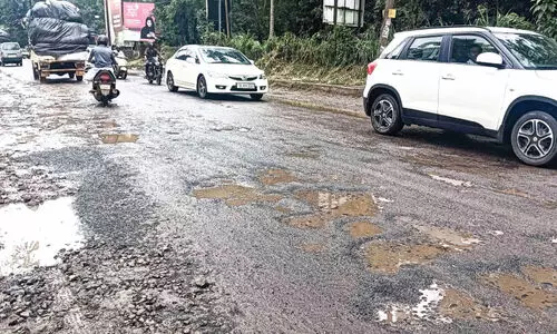 നി​ല​മ്പൂ​ർ-​പെ​രു​മ്പി​ലാ​വ്​ സം​സ്ഥാ​ന പാ​ത  റോ​ഡ്​ ത​ക​ർ​ന്നു; യാത്രദു​രി​തം ഇ​ര​ട്ടിയാക്കി ഗ​താ​ഗ​ത​ക്കു​രു​ക്കും