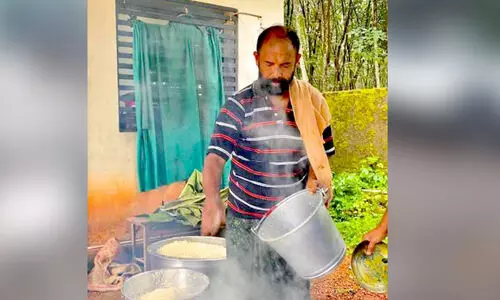 ഓണ സദ്യ കെ​ങ്കേമം; പാചകക്കാരൻ ഹെഡ്മാസ്റ്റർ