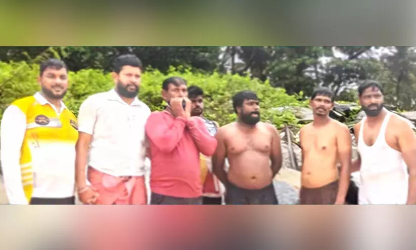മാൽപെയിൽ മീൻപിടിത്ത ബോട്ട് മറിഞ്ഞു; തൊഴിലാളികളെ രക്ഷിച്ചു മാൽപെയിൽ മീൻപിടിത്ത ബോട്ട് മറിഞ്ഞു; തൊഴിലാളികളെ രക്ഷിച്ചു