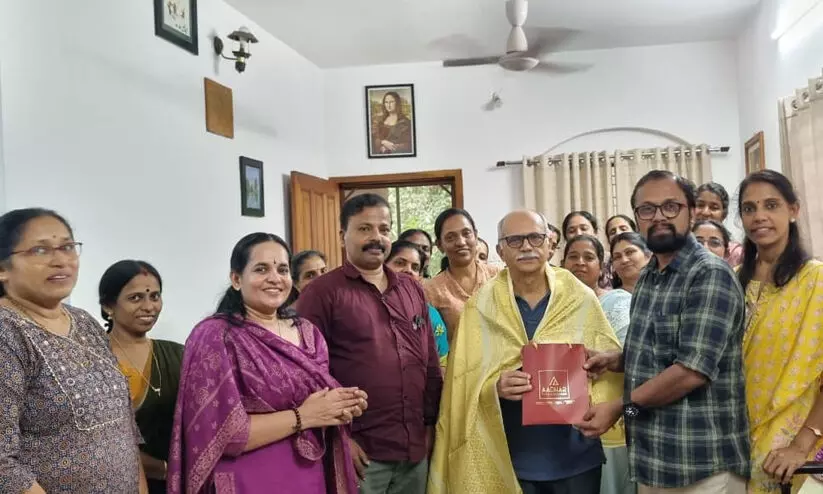 പ്രിയ ഗുരുവിനെ തേടി 33 വർഷത്തിന് ശേഷം അവരെത്തി, ഓണ സമ്മാനവുമായി... പ്രിയ ഗുരുവിനെ തേടി 33 വർഷത്തിന് ശേഷം അവരെത്തി, ഓണ സമ്മാനവുമായി...