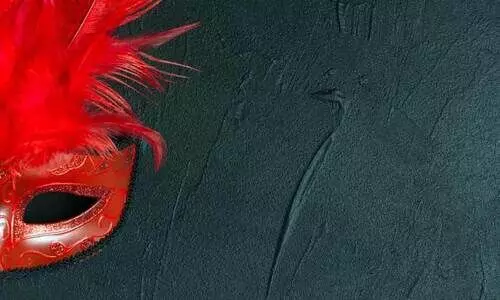 മ​റ​വി​യു​ടെ വ​ഴി​യ​മ്പ​ല​ങ്ങ​ൾ