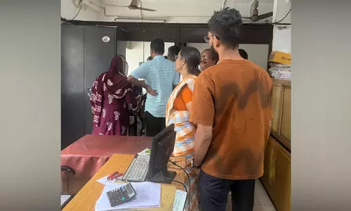 പണം പിൻവലിക്കാൻ കഴിയുന്നില്ല; വളപട്ടണം സഹകരണ ബാങ്കിനു മുന്നിൽ നിക്ഷേപകരുടെ പ്രതിഷേധം പണം പിൻവലിക്കാൻ കഴിയുന്നില്ല; വളപട്ടണം സഹകരണ ബാങ്കിനു മുന്നിൽ നിക്ഷേപകരുടെ പ്രതിഷേധം