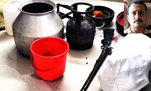 നാടൻ തോക്കും വാറ്റ് ചാരായവുമായി ഒരാൾ പിടിയിൽ നാടൻ തോക്കും വാറ്റ് ചാരായവുമായി ഒരാൾ പിടിയിൽ