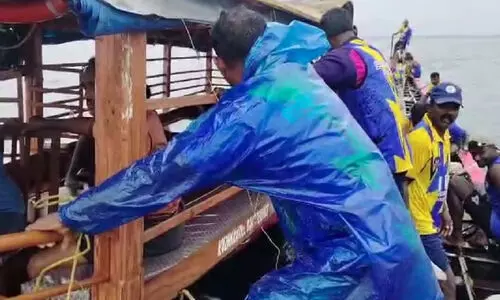 നെഹ്റു ട്രോഫി വള്ളംകളിക്കെത്തിയ ചുണ്ടൻ വള്ളം അപകടത്തിൽപ്പെട്ടു