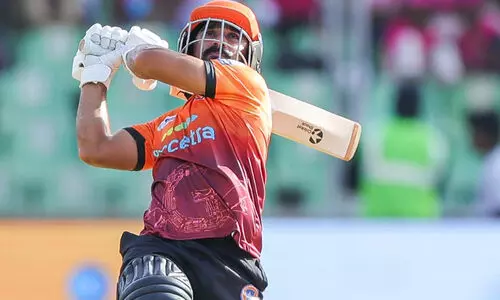 കട്ടക്കലിപ്പിൽ സൽമാൻ; അവസാന 12 പന്തിൽ പിറന്നത് 11 സിക്സറുകൾ