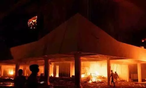 Indonesia: Mob sets fire to local parliament building