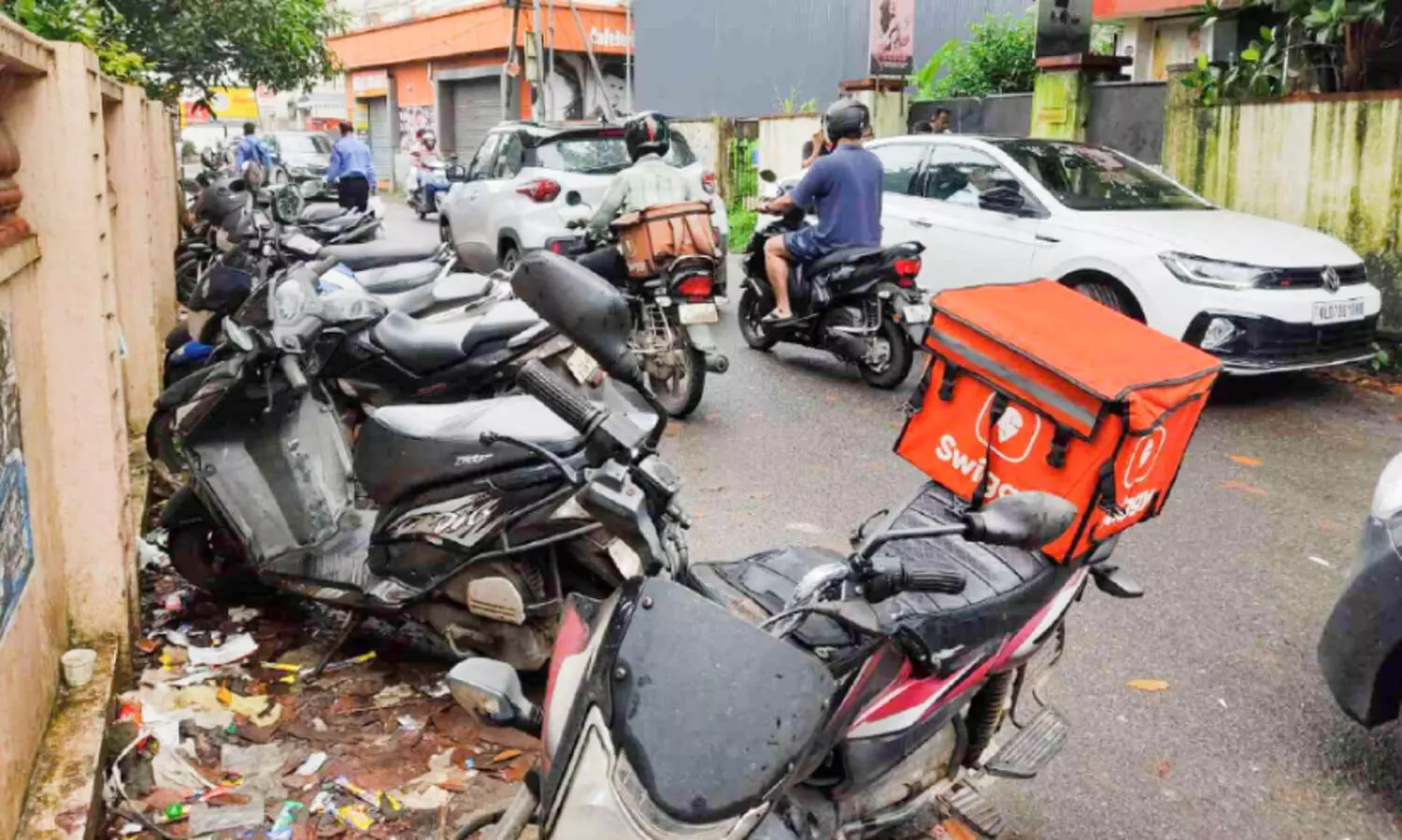 വി.പി. മരക്കാർ റോഡിൽ അനധികൃത പാർക്കിങ്;  പൊറുതിമുട്ടി നാട്ടുകാർ