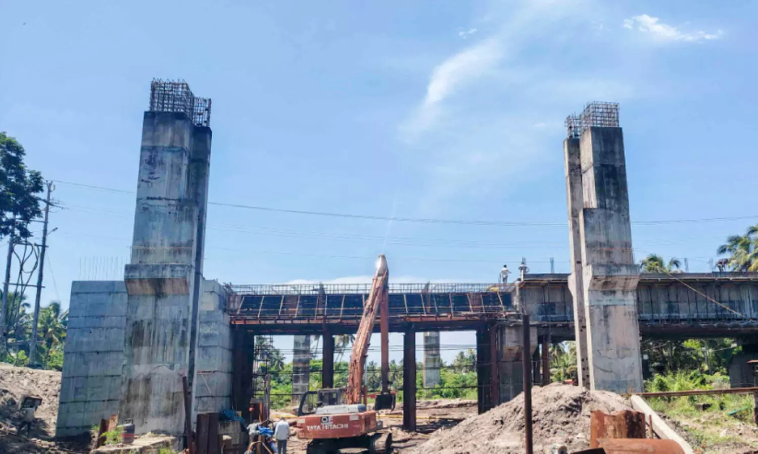 ആറുവർഷമായിട്ടും പാലം പണി പൂർത്തിയായില്ല; തൃക്കുന്നപ്പുഴയിൽ ജനരോഷം ശക്തം