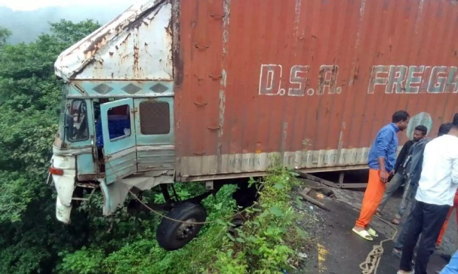 താമരശേരി ചുരത്തില്‍ നിയന്ത്രണംവിട്ട് കണ്ടെയ്‌നര്‍ ലോറി; സംരക്ഷണഭിത്തി തകർത്ത് മുന്‍ചക്രങ്ങള്‍, കൊക്കയില്‍ വീഴാതെ രക്ഷപ്പെട്ടത് തലനാരിഴക്ക്
