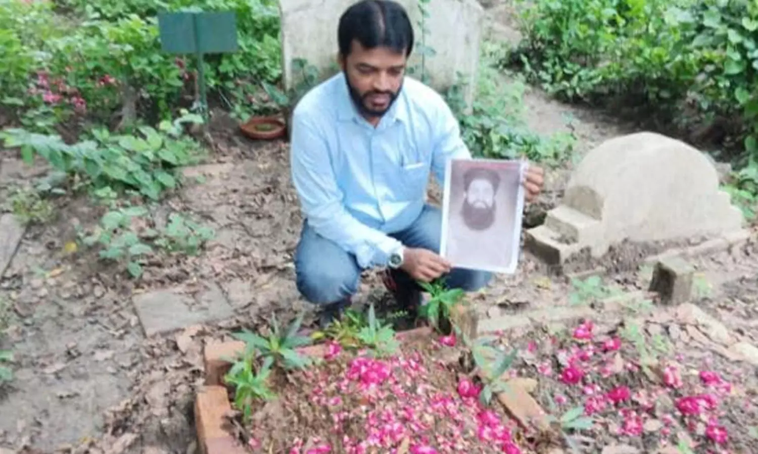 ഒടുവിൽ കുറ്റവിമുക്തൻ; മുംബൈ സ്‌ഫോടനക്കേസ് പ്രതിയുടെ ഖബറിടത്തിൽ വിധി ഉറക്കെ വായിച്ച് കുടുംബം