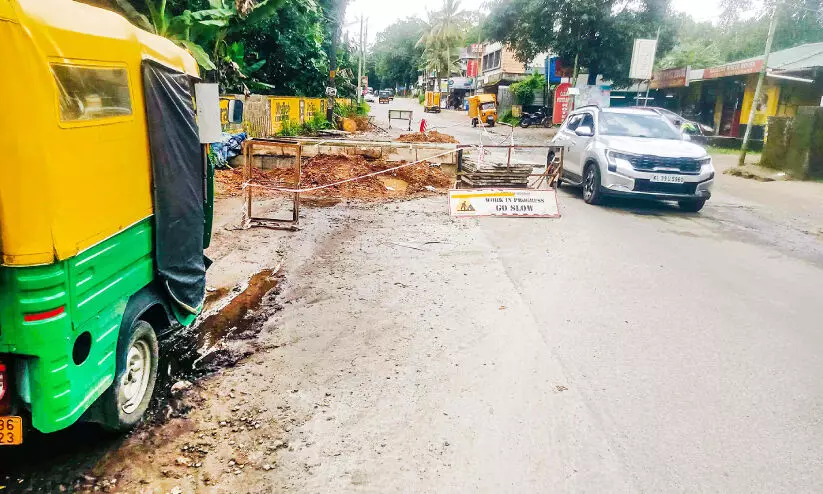 മുന്നറിയിപ്പ് ബോർഡില്ലാതെ കാന നിർമാണം; ഇരുചക്ര വാഹനയാത്രികന് വീണ് പരിക്ക് മുന്നറിയിപ്പ് ബോർഡില്ലാതെ കാന നിർമാണം; ഇരുചക്ര വാഹനയാത്രികന് വീണ് പരിക്ക്