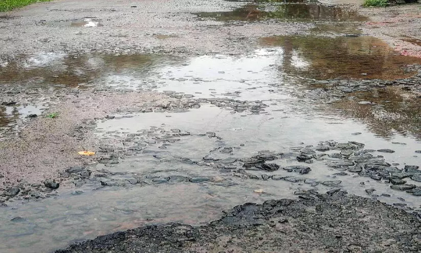 ഇനിയും എത്രനാൾ കാത്തിരിക്കണം...? തട്ടാംപടി-കൈപ്പെട്ടി റോഡ്​ നന്നാക്കാൻ നടപടിയില്ല