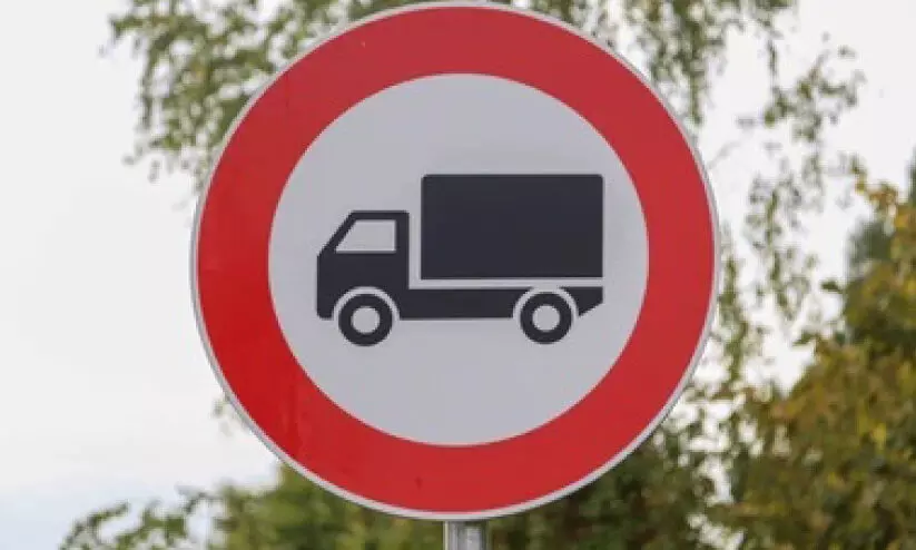 പ്ര​ധാ​ന റോ​ഡു​ക​ളി​ൽ ട്ര​ക്കു​ക​ൾ​ക്ക് നി​യ​ന്ത്ര​ണം