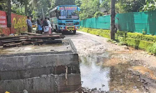 ഓ​വു​പാ​ലം നി​ർ​മാ​ണം പാ​തി​വ​ഴി​യി​ൽ; ഗ​താ​ഗ​തം ദു​രി​ത​മ​യം